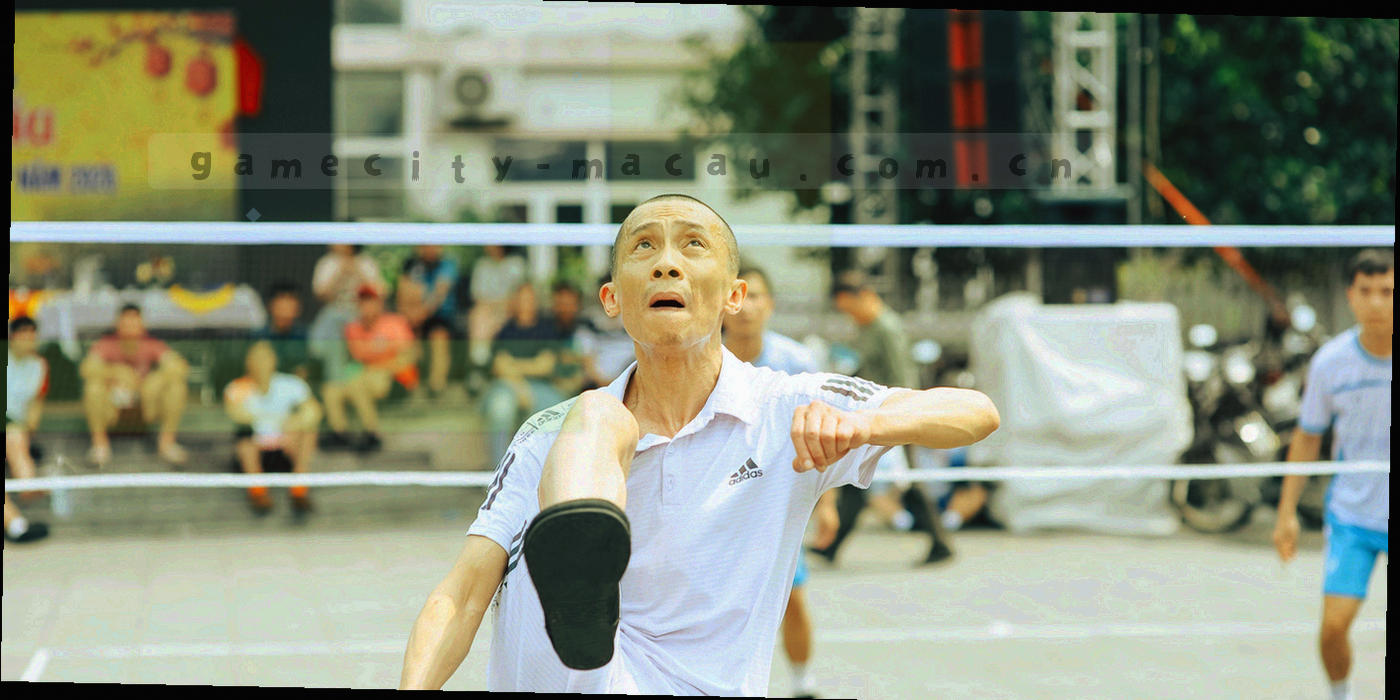 夜色中的电玩城招牌与门口灯光，霓虹光晕铺满街面